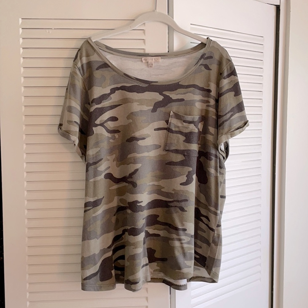 1X Elaine Rose camo tshirt
